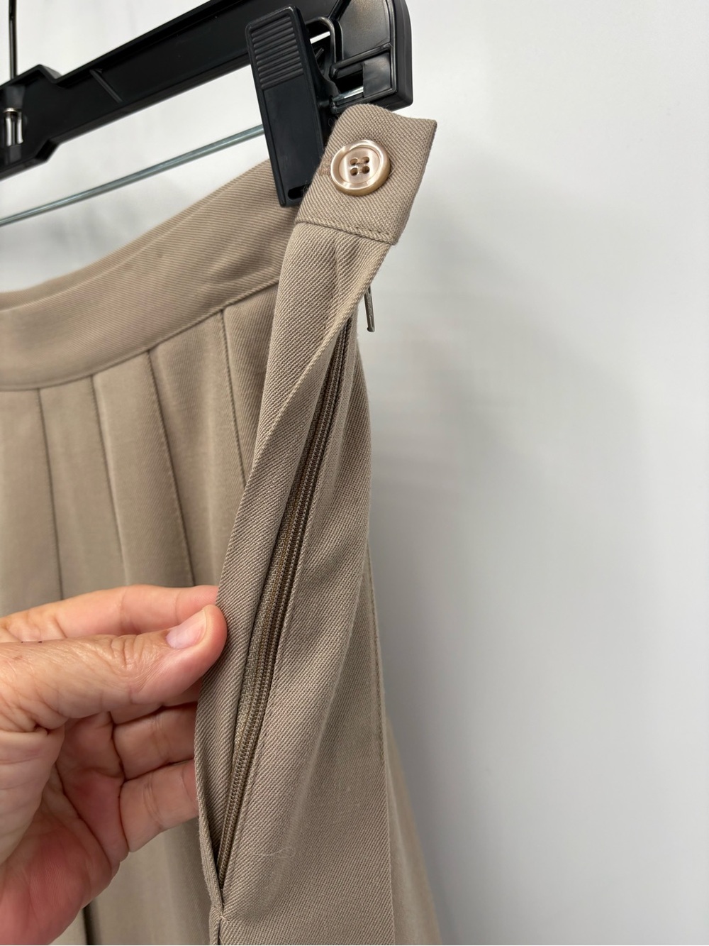 🪭 Jos. A. Bank Tan Pleated Midi Skirt - Picture 3 of 5